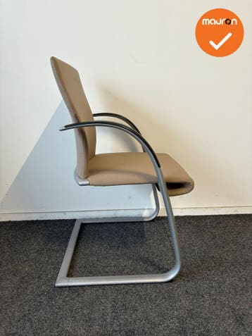 Vergaderstoel - Ahrend - A350 - nieuwe taupe stoffering - Zi, Vergader- of Presentatieruimte, Ophalen of Verzenden, Gebruikt, Stoel