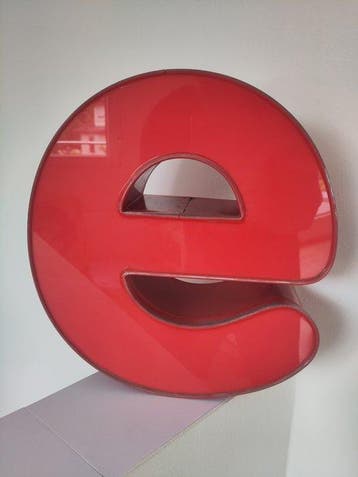Figuur - e Voormalige verlichte letter in prachtige