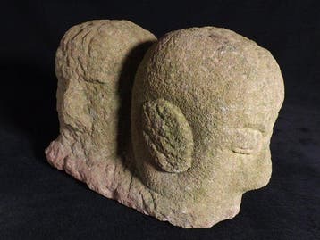 Figuur - Double-Headed Sandstone Sculpture (90°) –