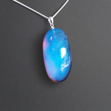 Hanger van Sumatraanse amber. Uitzonderlijk tweekleurig