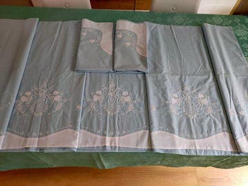 Laken (3) - 310 cm - 228 cm - Lakens met twee kussenslopen.