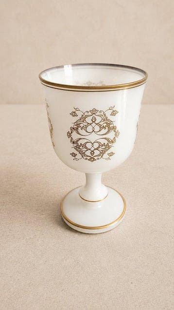 Élégant vase sur piédouche en verre opalin blanc - Vaas -