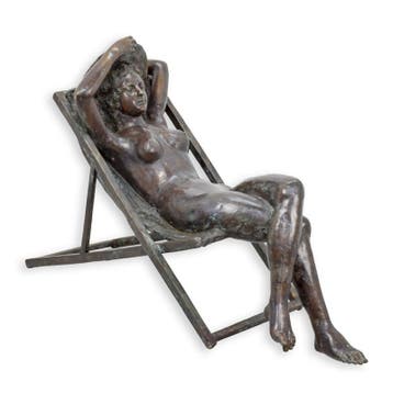 A BRONZE SCULPTURE OF A LADY ON A DECK-CHAIR (Interieur), Verzenden, Nieuw