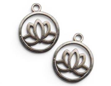 2 x Metalen bedel lotus bloem 24 x 20 x 1,5 mm – gat 2,3.., Ophalen of Verzenden, Nieuw, Bedel