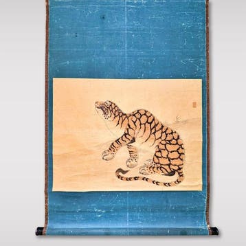 Antieke Japanse hangende rol met een zittende tijger die