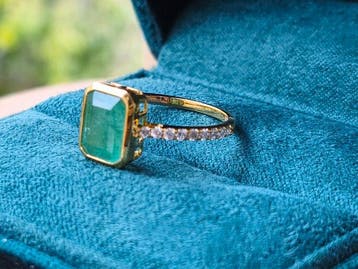 Ring - 14 karaat Geel goud - 2.37ct. tw. Smaragd - Diamant, Sieraden, Tassen en Uiterlijk, Nieuw