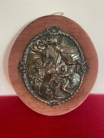 Insigne Antica placca ovale sbalzata con scena