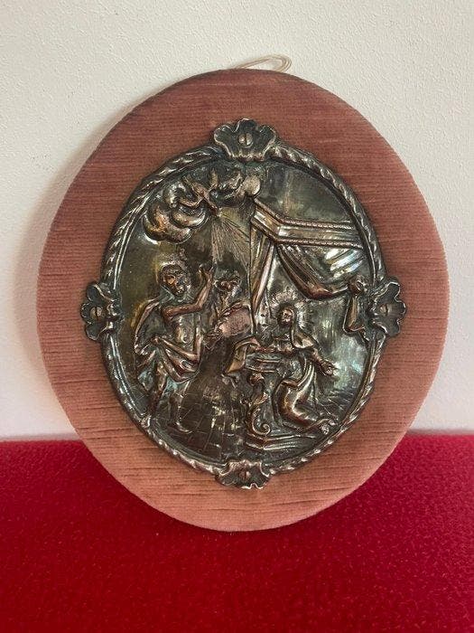 Insigne Antica placca ovale sbalzata con scena, Antiek en Kunst, Kunst | Niet-Westerse kunst