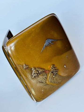 Japanse meester-étui met Fuji-relief en goud- en