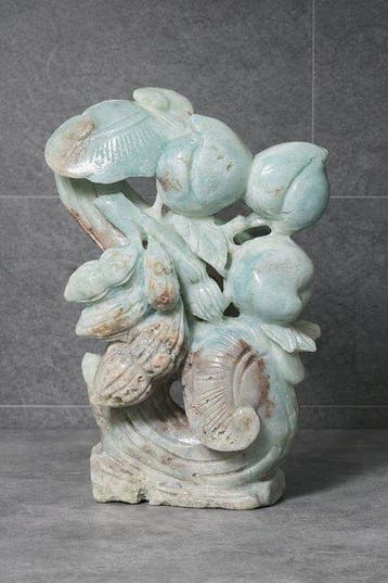 Prachtig babyblauw amazoniet-beeldhouwwerk met bloemmotief -