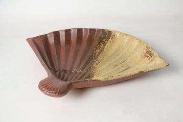 Shigaraki Stoneware waaiervormige schaal met schelphandvat