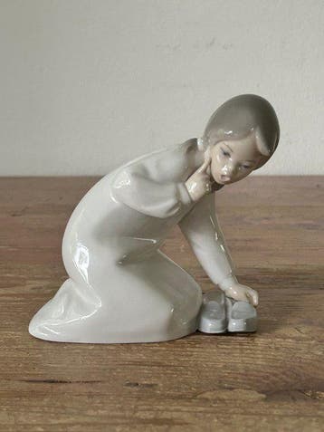 Lladró - sculptuur, Meisje met schoenen - 14 cm - Porselein