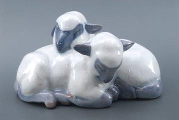 Royal Copenhagen - Beeldje - No. 137 – Pair of Resting Lambs