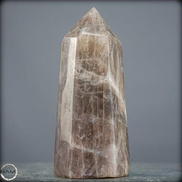Natuurlijke rookkwarts-obelisk – markante structuur met