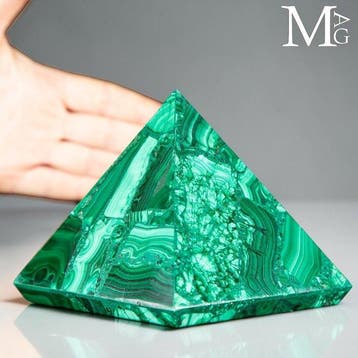 Groene malachietpiramide Een piramide die botryoïde