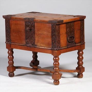 Scandinavische kist ca 1800  op onderstel met ijzer beslag e, Ophalen of Verzenden