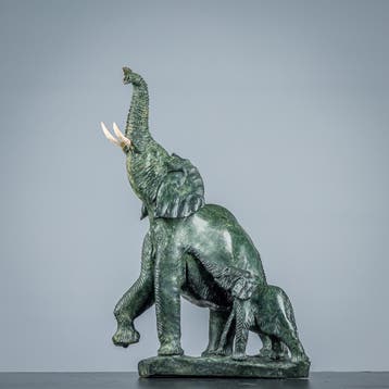 Jushua Chirume - Beeld van een olifant met kalf, Ophalen of Verzenden, Zoogdier, 20 - 50 cm, Steen of Keramiek
