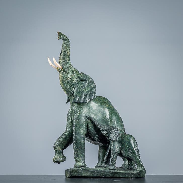 Jushua Chirume - Beeld van een olifant met kalf, Antiek en Kunst, Kunst | Beelden en Houtsnijwerken, Modern, Gemerkt, Handgemaakt