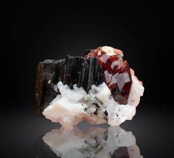 Spessartijngarnetkristallen met schorl uit Skardu, Pakistan