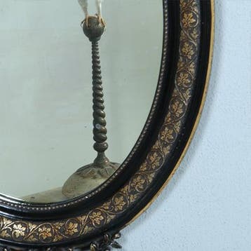 Ovale spiegel in zwart met zilver bekroond door cupido met p, Ophalen of Verzenden