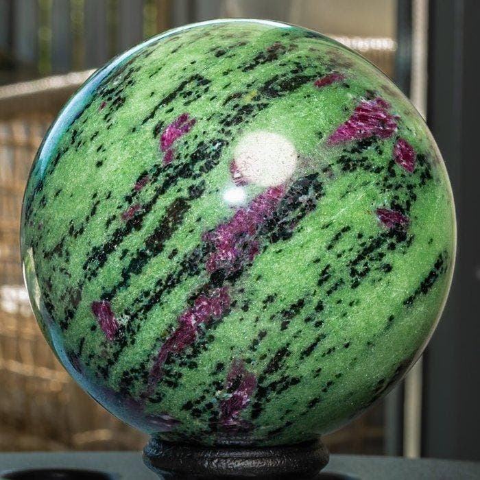 Ruby in zoisiet Large Ruby in Zoisite Qaulity sphere -, Verzamelen, Mineralen en Fossielen