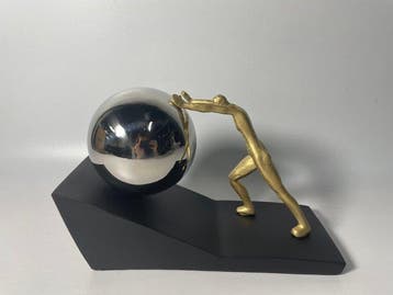 sculptuur, Sisyphus pushes the ball with all his might -