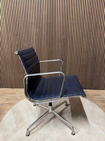 Vitra Eames Ea 117 (Blauwleer) - Meerdere Stuks Beschikbaar!, Huis en Inrichting, Bureaustoelen, Verzenden, Zo goed als nieuw