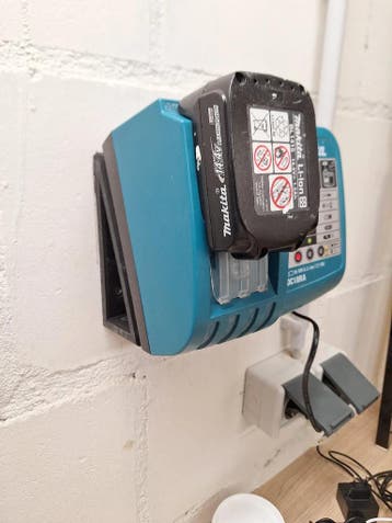 Makita Lader Wandhouder DC18RA, Doe-het-zelf en Verbouw, Gereedschap | Machine-onderdelen en Toebehoren, Ophalen of Verzenden