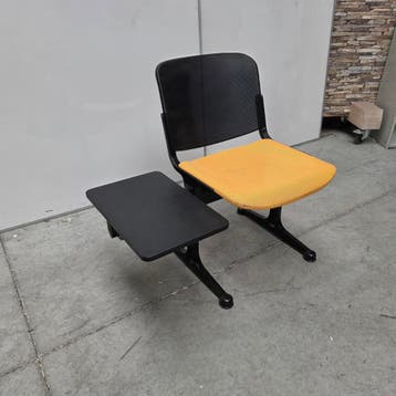 Kleine RETRO wachtkamerstoel met tafeltje metalen zitting en, Antiek en Kunst, Ophalen of Verzenden
