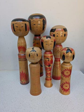 Een schitterende set vintage Kokeshi in verschillende