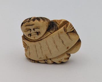 Netsuke van een monnik met een rol - Been - Japan - Meiji