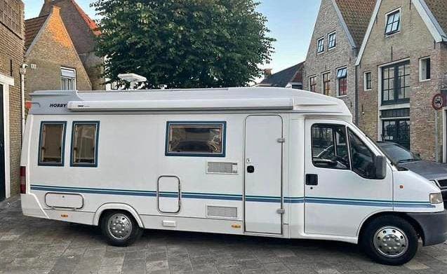 4 pers. Hobby camper huren in Leeuwarden? Vanaf € 120 p.d. -, Caravans en Kamperen, Verhuur