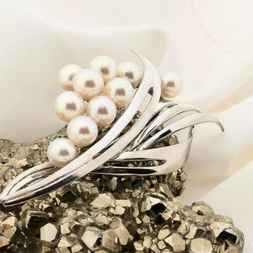 Vintage witgouden broche met parels; 14 karaat, Gebruikt, Ophalen of Verzenden, Met edelsteen, Goud