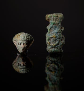 Oude Egypte, faience-amulet van een mannelijk hoofd en de