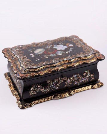 Victorian Gilt, Mother-of-Pearl Inlaid Papier-Mâché Sewing, Antiek en Kunst