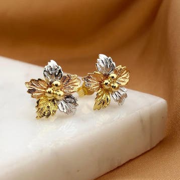 Tricolor gouden oorstekers als bloem (Oorbellen), Ophalen of Verzenden, Gebruikt, Goud, Goud