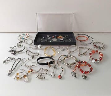 Themacollectie - Armbanden met symbolische hangers en