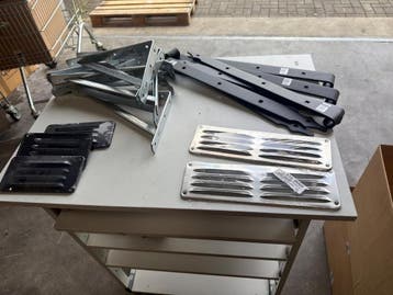 Online veiling: Diverse metalen beugels en roosters, Nieuw