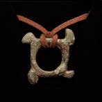Viking periode Brons Amulet with Four Stylized Raven Heads -, Antiek en Kunst
