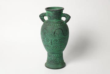 Archaïsche vaas in bronzen stijl met groenpatina en