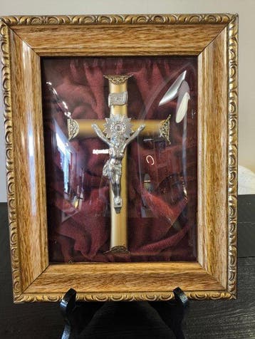 Lijst (2) - Hout, Fluweel, Metaal, Verzilverd - Crucifix -, Antiek en Kunst, Antiek | Boeken en Bijbels