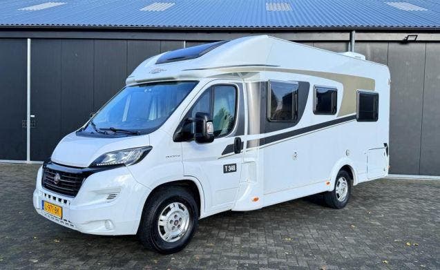 4 pers. Carado camper huren in Rotterdam? Vanaf € 144 p.d. -, Caravans en Kamperen, Verhuur