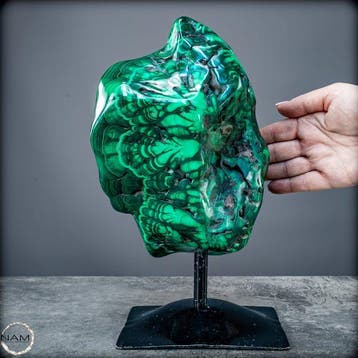 Malachietsculptuur met een uitgesproken oogpatroon op een