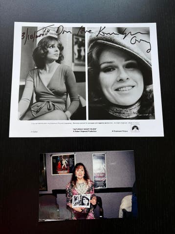 Saturday Night Fever - Gesigneerde foto Karen Lynn Gorney, Ophalen of Verzenden, Nieuw, Film, Foto of Kaart