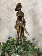 sculptuur, Elegant Bronze Sculpture – Seated Lady with Hat