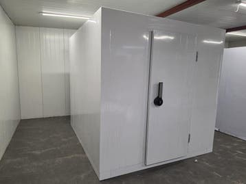 Vriescel 210 x 240 x 220 cm Licht beschadigd, Nieuw in verpakking, Koelen en Vriezen
