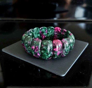 Armband van natuurlijke robijn-zoïsite. Grote cabochons XXL.