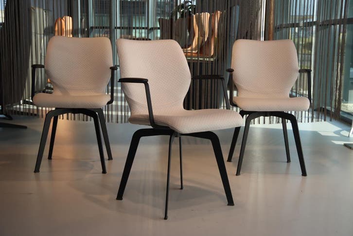 3x Gealux Smiley eetkamerstoel draai functie in stof l.grijs, Huis en Inrichting, Stoelen, Drie, Nieuw, Leer, Metaal, Stof, Ophalen of Verzenden