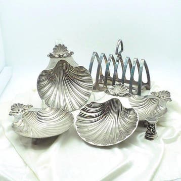 Shell footed silverplate, toast rack, salt shaker - Dienblad