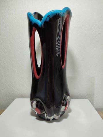 Signed - Vaas - Hoogte: 31 cm - Glas